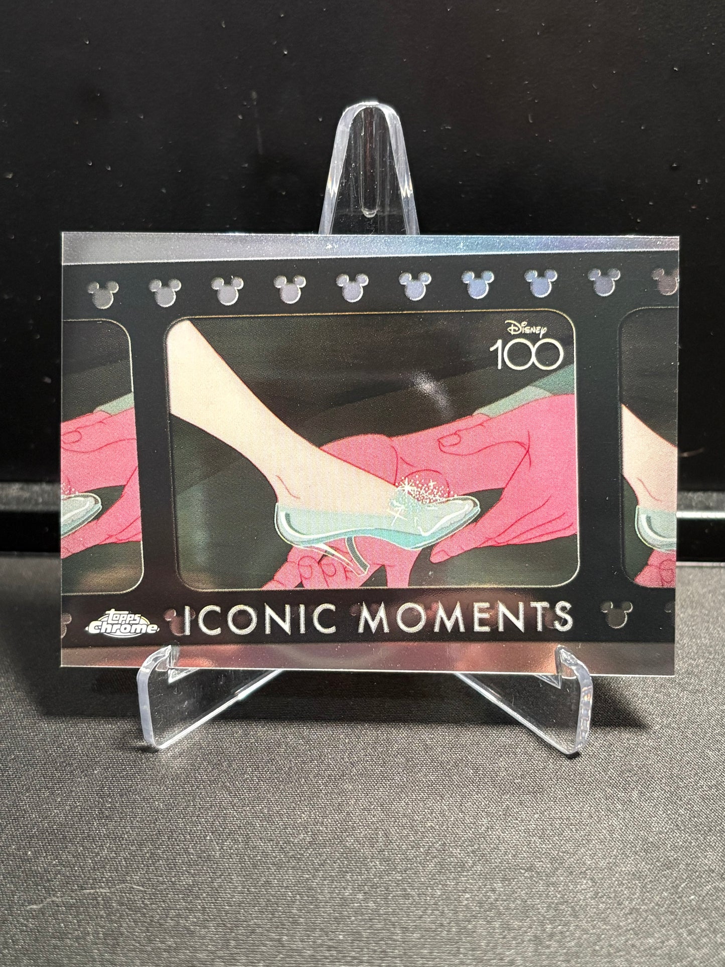 The Glass Slipper – Iconic Moments IM-3 – 2023 Topps Chrome Disney 100