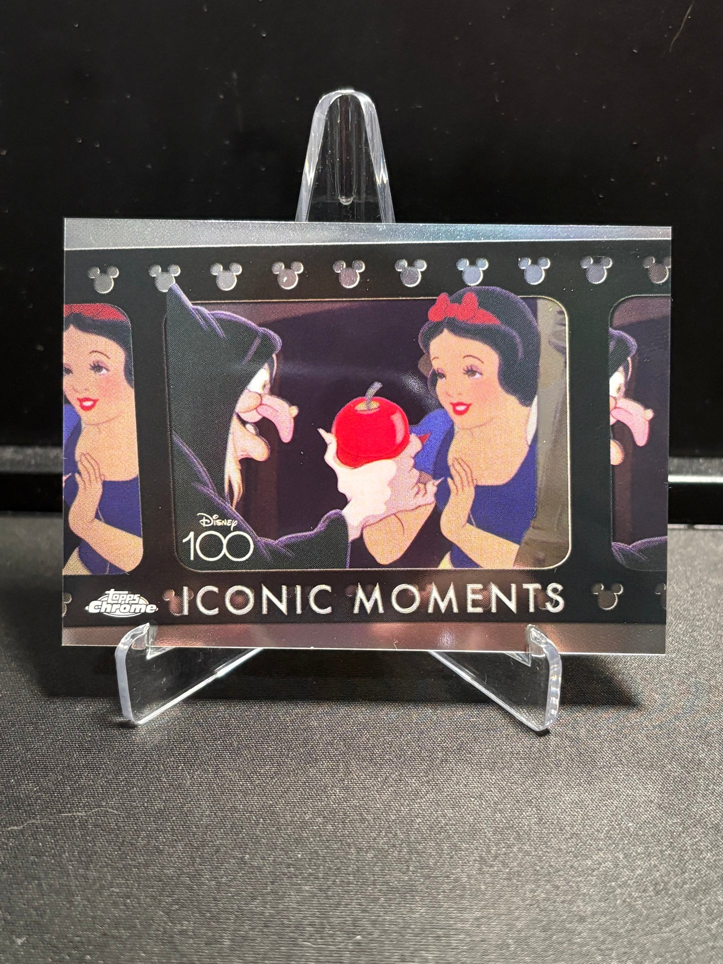 Blanche-Neige Topps Chrome Disney 100 2023 "Iconic Moments – The Poisoned Apple" IM-10