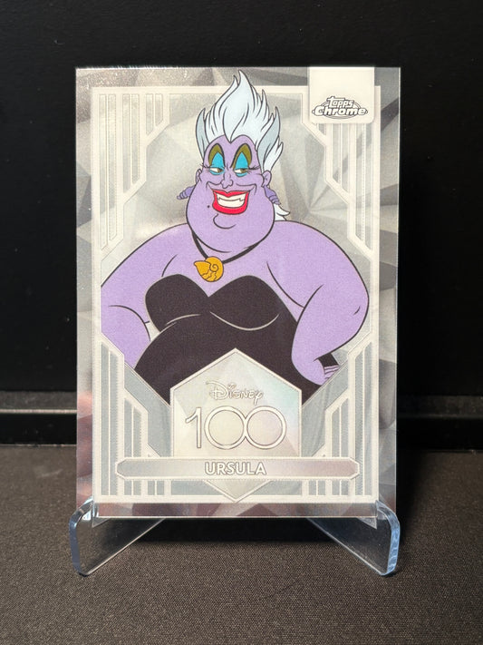 Topps Chrome Disney 100 – Ursula #54 | Carte Base