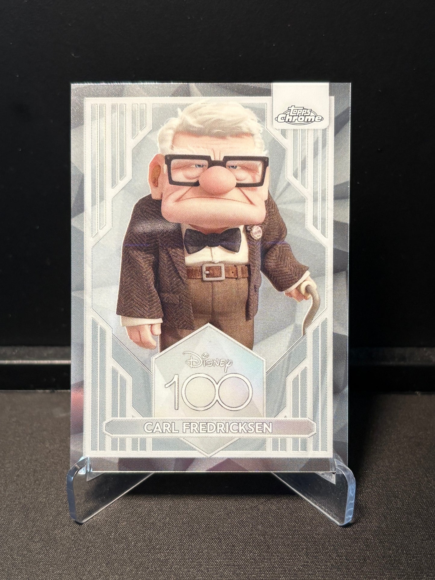 Topps Chrome Disney 100 – Carl Fredricksen #75 | Carte Base